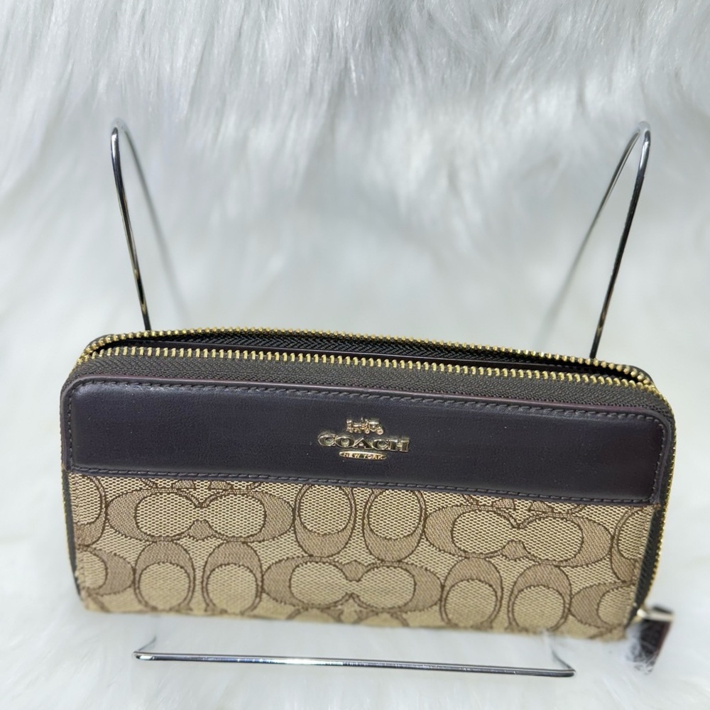 Coach Black and Tan Signature Wallet - Picture 2 of 8